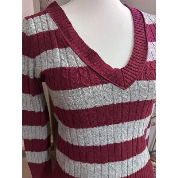 Juniors Size Medium Vintage American Eagle Maroon White Striped V-Neck Sweater! - Picture 2 of 11